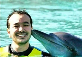 Озодбек Назарбеков дубайлик машҳур дельфин билан суратга тушди фото