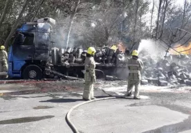Bulung‘urda qariyb 22 tonna bo‘yoq olib ketayotgan yuk mashinasi yonib ketdi фото