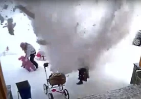 1,5 yashar qizcha onasining qor “ko‘chkisi”dan qutulib qolishiga sababchi bo‘ldi (video) фото