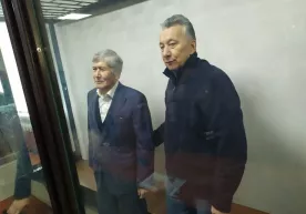 Атамбаев судда бетоб бўлиб қолди, уни тез ёрдам олиб кетган фото
