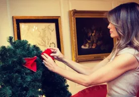 Мелания Трамп Оқ уйда улкан арча дарахтини ясатди фото