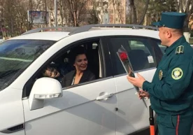 YPX inspektorlari yo‘llarda ayollarga sovg‘a ulashmoqda (foto) фото