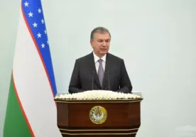 Shavkat Mirziyoyev: «Qarsak chalaversanglar, ura-ura qilaversanglar, bizning ham oyog‘imiz yerdan uzilsa, keyin odamlar kimga ishonadi?» фото