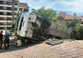 Turkiyada ichida sayyohlar bo‘lgan avtobus ag‘darilib ketdi фото