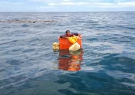 Қайиғини йўқотган эркак уч кун океанда балиқ учун мўлжалланган қутида сузиб жон сақлади (видео) фото