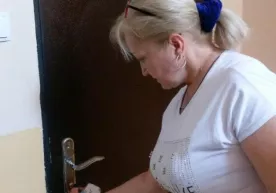 Юнусобод туманида яшовчи аёлга Президент совғаси берилди фото