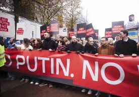 Берлинда Россия мухолифати томонидан уюштирилган урушга қарши марш бўлиб ўтди фото