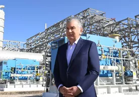 Shavkat Mirziyoyev Boysun tumanidagi gaz-kimyo majmuasi qurilishi bilan tanishdi фото