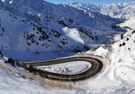 Qamchiq dovonida qor ko‘chkisi sabab transport vositalarining harakati to‘xtatildi фото