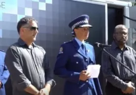 Yangi Zelandiyaning yuqori martabali politsiyachisi teraktdan soʻng koʻz yoshini yashirmadi (video) фото