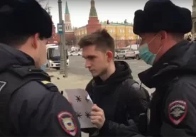 Суд «*** *****» белгили ёзувни кўтариб чиққан намойишчига жазо тайинлади фото