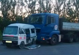 Самарқандда чақирувга кетаётган «Damas»ни юк машинаси уриб юборди (фото) фото