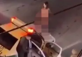 In Iran, a naked woman climbed on top of a police car (video) фото