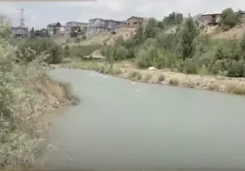 Toshkent viloyatida o‘quvchi qiz rasmga tushish paytida daryoga qulab, halok bo‘ldi фото