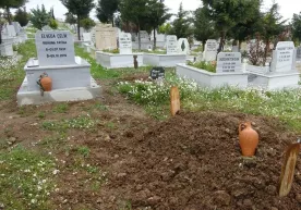 Dafn etilgan erkakni bir kundan keyin qarindoshlari tirik holda topishdi фото