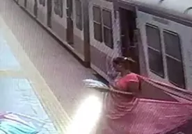 Hindistonda uzun sari kiygan ayolni poyezd sudrab ketdi (video) фото