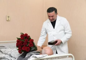 Соғлиқни сақлаш вазири «Тез ёрдам»нинг калтакланган ҳайдовчисини тақдирлади фото