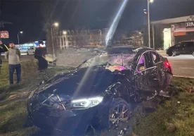 Тошкентда BMW йўлни ажратиб турувчи бетон тўсиққа урилиб, ағдарилиб кетди фото