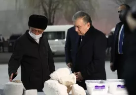Шавкат Мирзиёев Фарғонадаги тошдан қоғоз ишлаб чиқариладиган корхонани кўздан кечирди фото