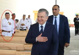 Президентнинг Фарғонага ташрифи пайтида ҳунарманд бўлиб кўринган шогирд аслида ҳоким ҳайдовчиси экан фото
