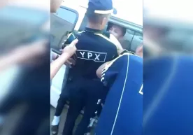 Хоразмда ЙПХ ходими ҳайдовчини мажбуран кўтариб, машинага ўтказганига изоҳ берилди фото