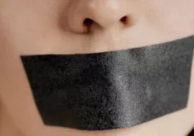 Ёқутистонда болакай оғзига скотч ёпиштириб қўйган боғча тарбиячиси ишдан ҳайдалди фото