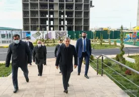 Шавкат Мирзиёев Қаршидаги кўп қаватли уйларни бориб кўрди фото
