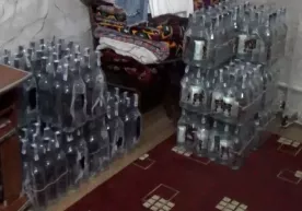 Нукусда қўлбола усулда тайёрланган “Қаратау” номли алкоголь маҳсулотлари айланмасига чек қўйилди фото