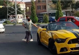 Жаҳонгир Хўжаев сотиб олганига бир кун бўлган Ford Mustang автомобилида аварияга учради фото