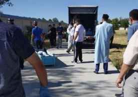 O‘zbekistonda tibbiyot xodimlari koronavirus o‘choqlariga majburan kiryaptimi? Shifokor otasi vafot etgan qiz boshqalarning otasi o‘lmasligi uchun jim o‘tirmoqchi emas фото