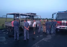 Самарқандда автобус ёниб кетди. Йўловчилар уни тарк этишга улгурган фото