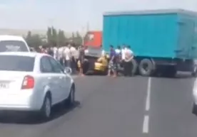 Samarqandda Nexia ortga qayrilayotgan «Kamaz»ning tagiga kirib ketdi (video) фото