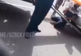 Haydovchi YPX xodimidan mashinasini jarima maydonchasiga yubormaslikni tiz cho‘kib so‘radi фото