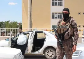Turkiyada politsiya saylov byulletenlarini olib ketayotgan mashinani o‘qqa tutdi фото