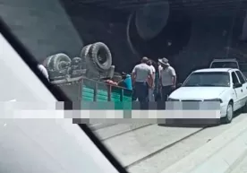 Самарқандда юк машинаси кўприкдан пастга тушиб кетди фото