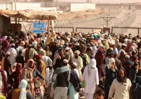Eron va Pokiston chegarasida minglab afg‘onlar to‘plangani ma’lum qilindi фото