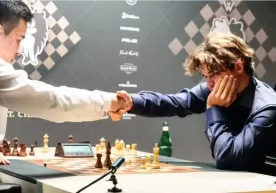Chess. Nodirbek Abdusattorov loses to Magnus Carlsen фото