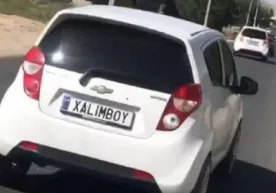 Samarqandda haydovchi avtomashinasining davlat raqami o‘rniga «Xalimboy» deb yozib qo‘ydi (video) фото