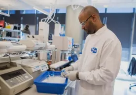Mehnat muhojirining o‘g‘li koronavirus vaksinasini topdi фото