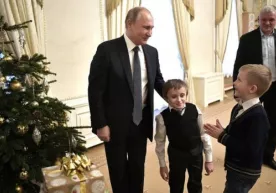Путин оғир касал боланинг Петербургни вертолётда айланиш истагини амалга оширди фото
