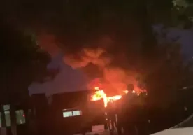 Тошкентда автотураргоҳда турган 2 та юк автомобили ёниб кетди фото