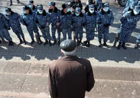 Мухолифат Арманистон полицияси биносини тўсиб қўйди фото