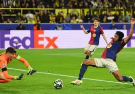 Borussia leads at halftime against Barcelona фото
