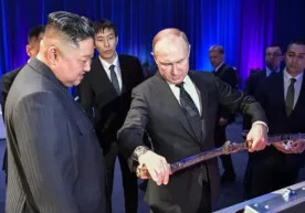 Putin va Kim Chen In bir-birlariga qilichlar sovg‘a qilishdi (video) фото