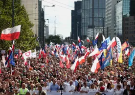 Варшавада юз минглаб одамлар намойишга чиқди фото