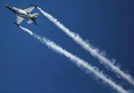 АҚШда фуқаролик самолёти ҳалокатга учради, F-16 қирувчилари уни тутишга уринган фото