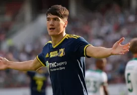 Eldor Shomurodov premer-liganing avgust oyidagi eng yaxshi futbolchisi bo‘lishga nomzod фото