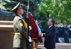 Shavkat Mirziyoyev Motamsaro ona haykali poyiga gulchambar qo‘ydi фото