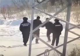 Остонада полиция ходимлари муштлашиб кетишди (видео) фото
