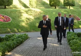 Shavkat Mirziyoyev Shahidlar xotirasi xiyoboniga tashrif buyurib, Vatan fidoyilarini yod etdi (foto) фото
